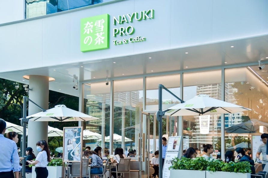 一群人在商店里

描述已自动生成